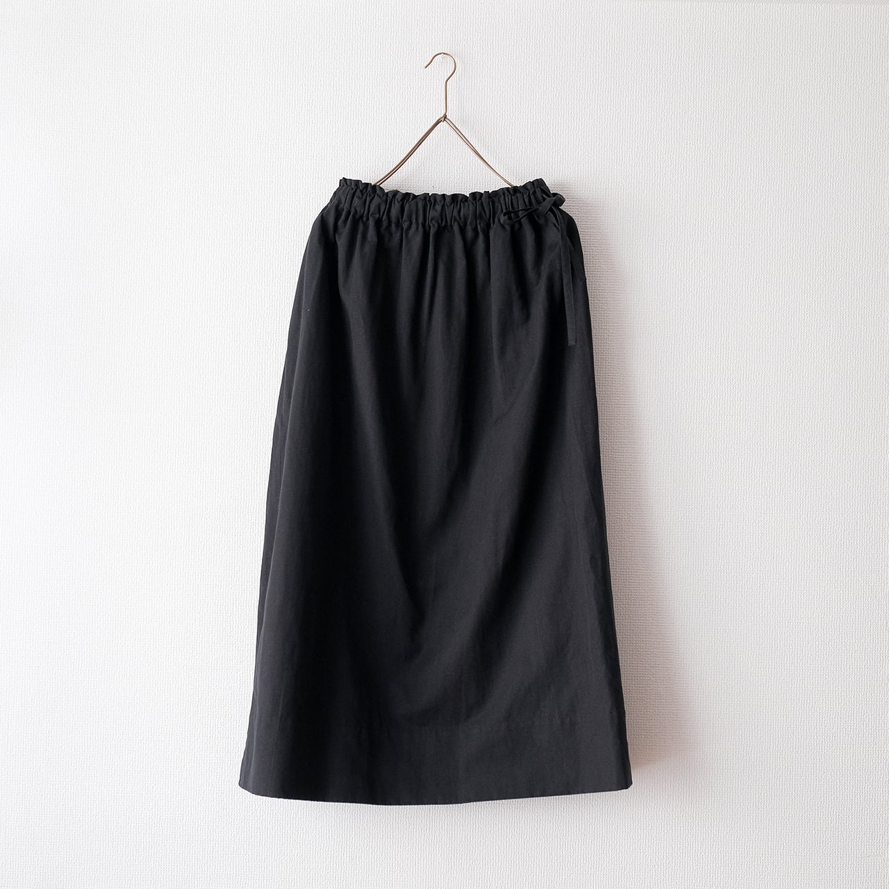one side slit long skirt／cotton linen〈black〉 | SALUÉ