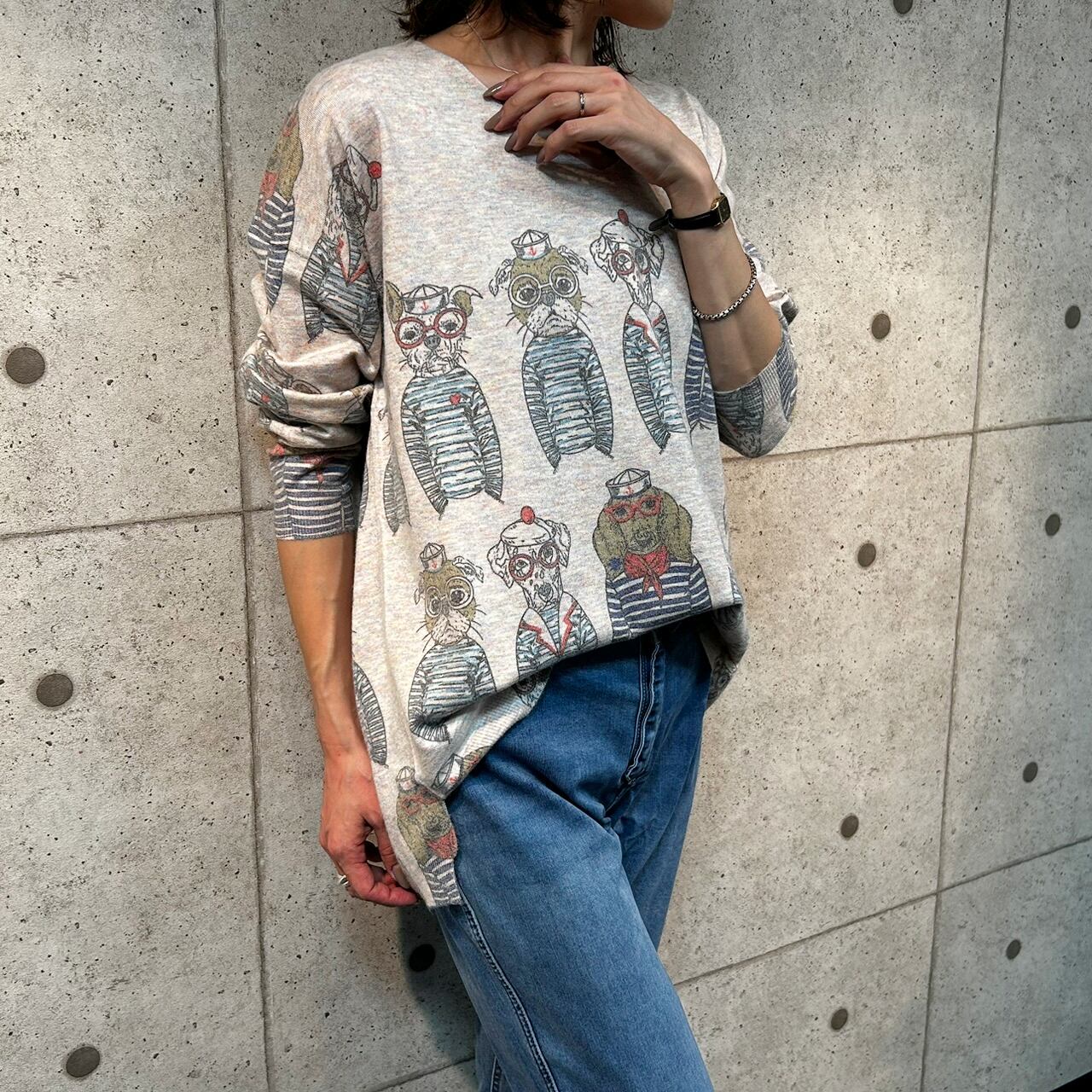 眼鏡をかけた犬たちが主役!遊び心たっぷりの大人ニット