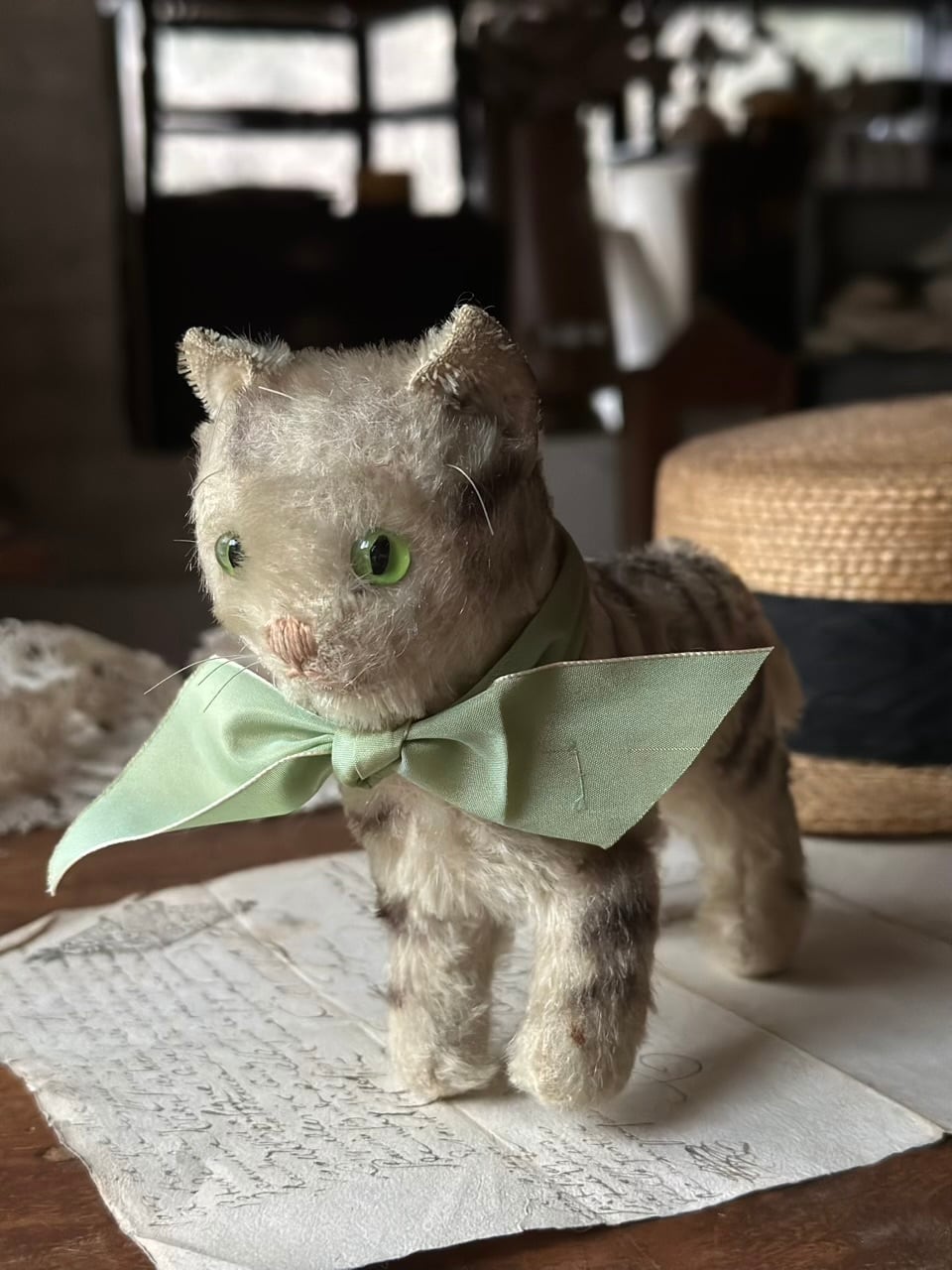 小首をかしげた猫ちゃん フランスアンティーク ぬいぐるみ ヴィンテージ ねこのぬいぐるみ 薄いグリーンの目 リボン 猫 | Brocante de La