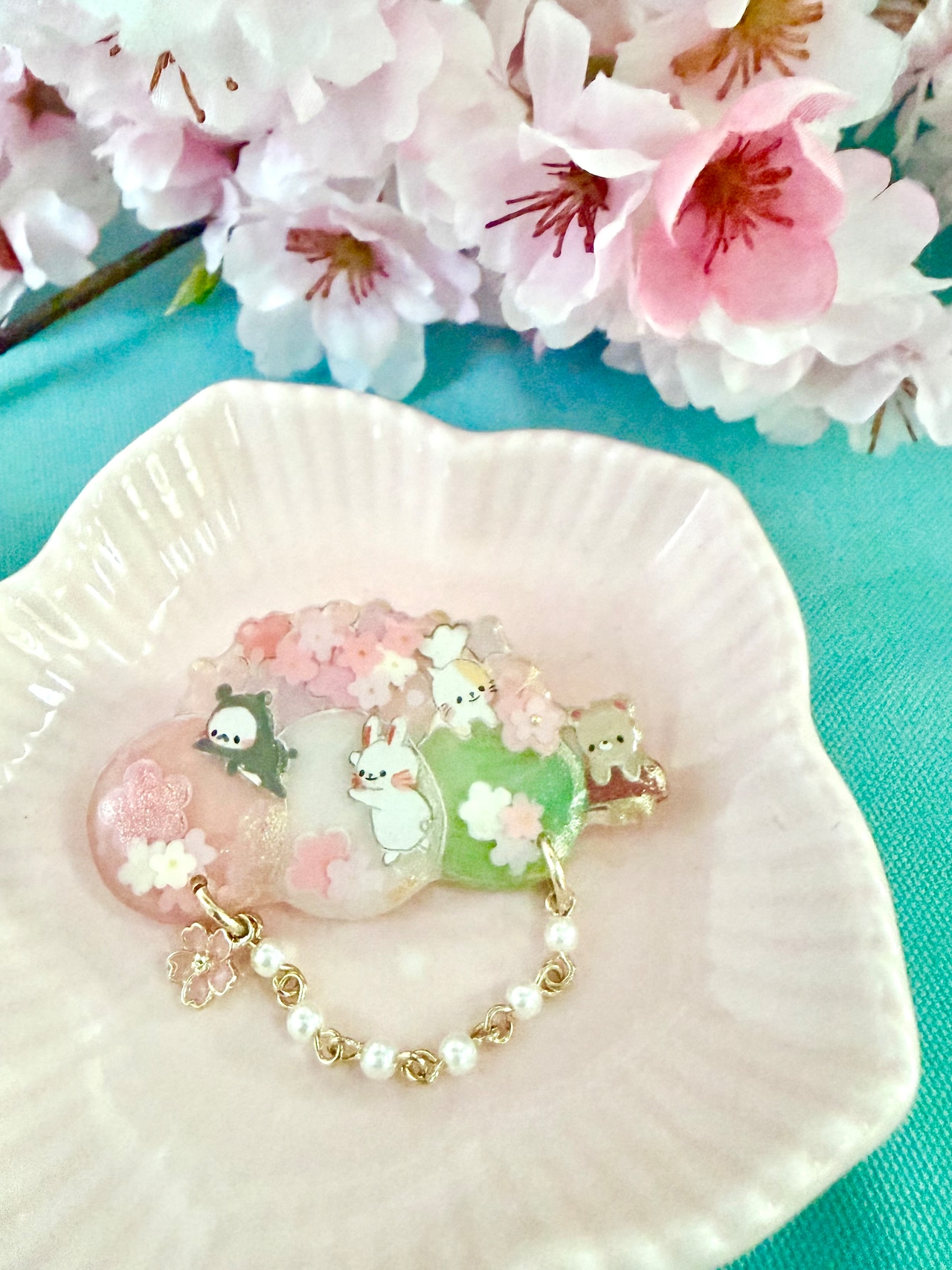 ブローチ『桜も団子も楽しむだる☆』スペシャル箱入りストーリーカード付き