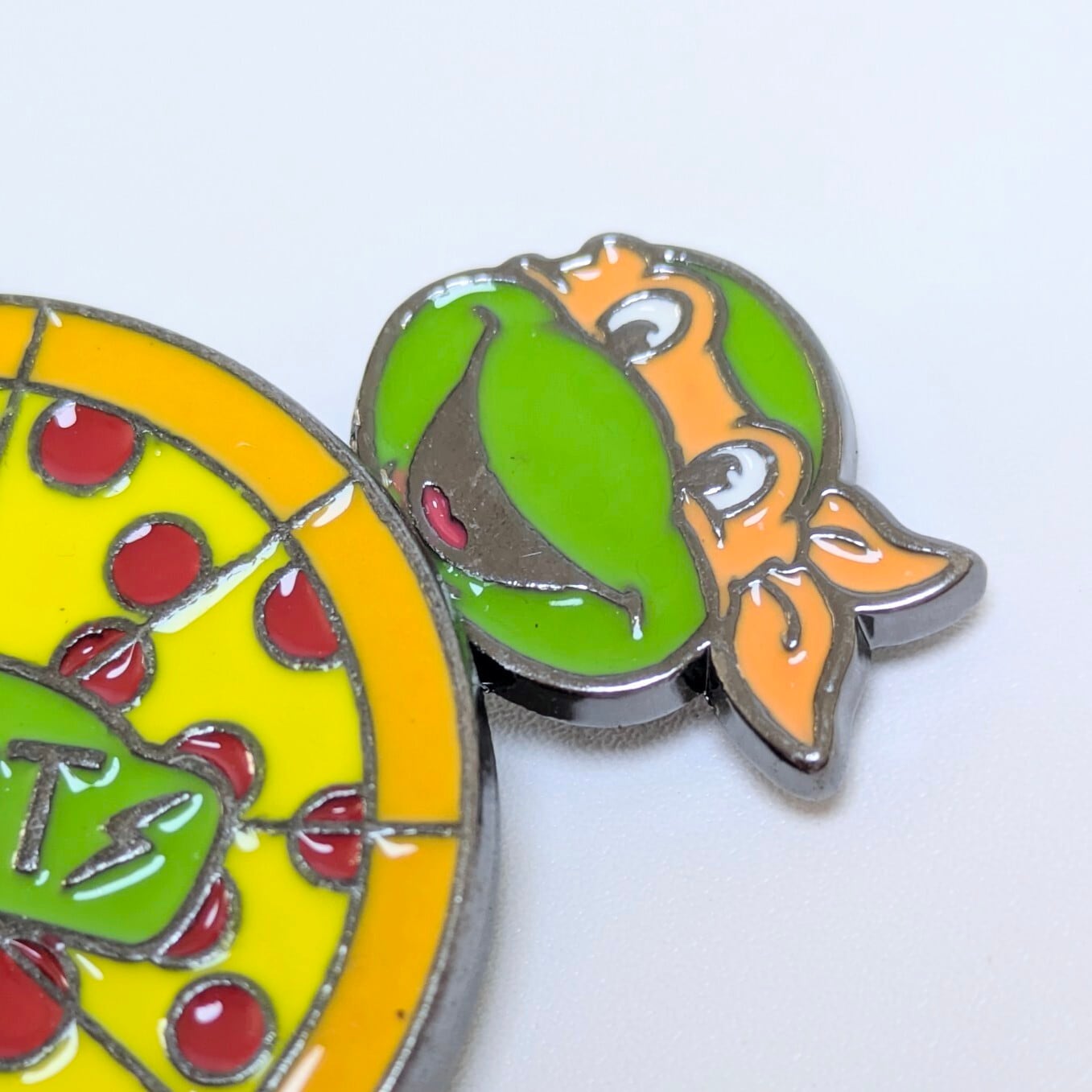 ♧送料無料！ ★PINS / ピンズ★【 Teenage Mutant Ninja Turtles ( ティーンエイジ ミュータント ニンジャ タートルズ )】くるくる回るSPECIAL BIGピンズ〚アメリカン雑貨 アメトイ〛