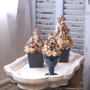 木の実ツリーS　1点もの｜木の実の小さなクリスマス飾り　木の実いっぱい　冬のナチュラルインテリア　プレゼント　推し活におすすめ　