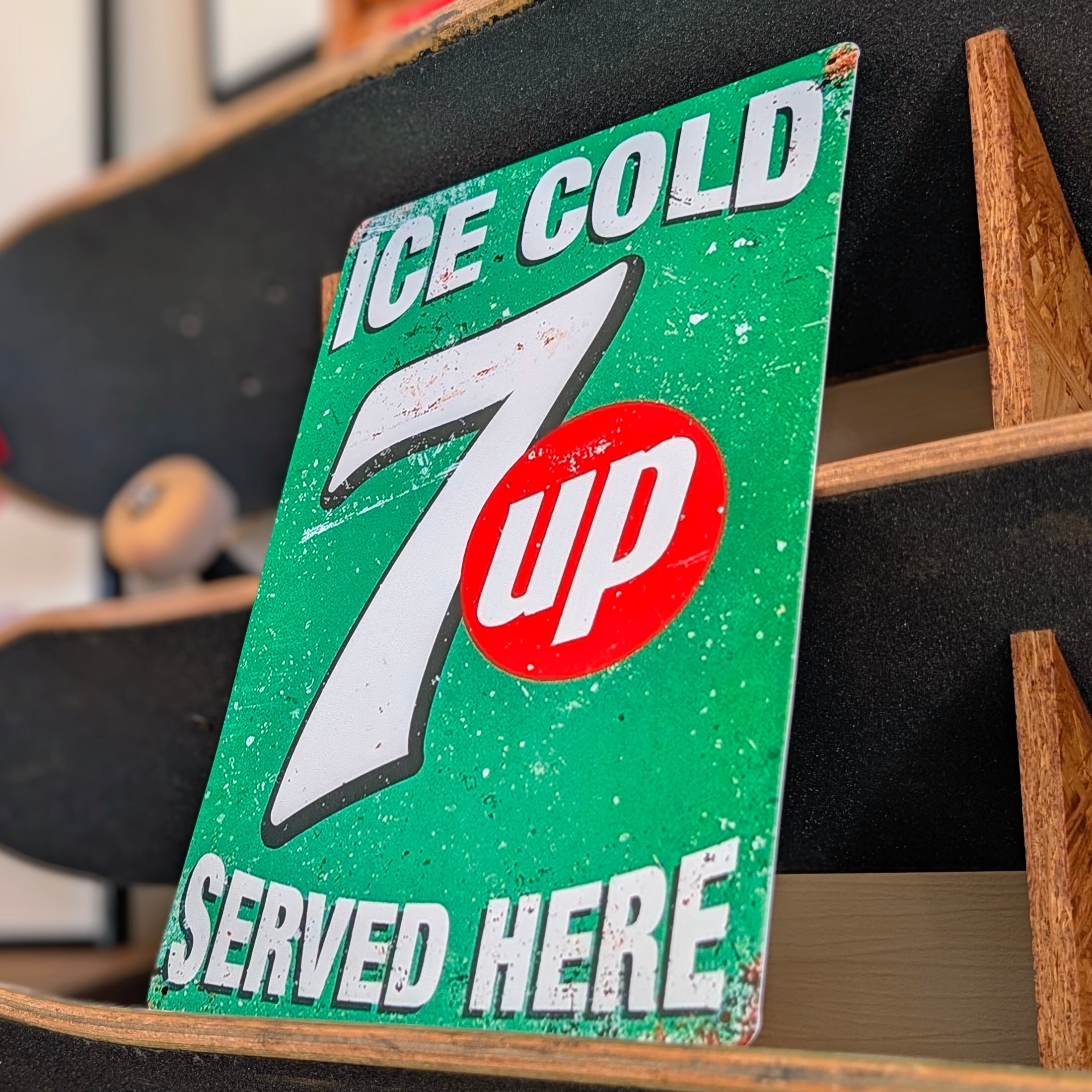送料無料!ちょうどいいブリキ看板 【 7UP ( セブンアップ ) 】 METAL SIGN / メタルサイン / ブリキ看板 / サインボード / ビンテージ加工〚アメリカン雑貨 アメトイ〛