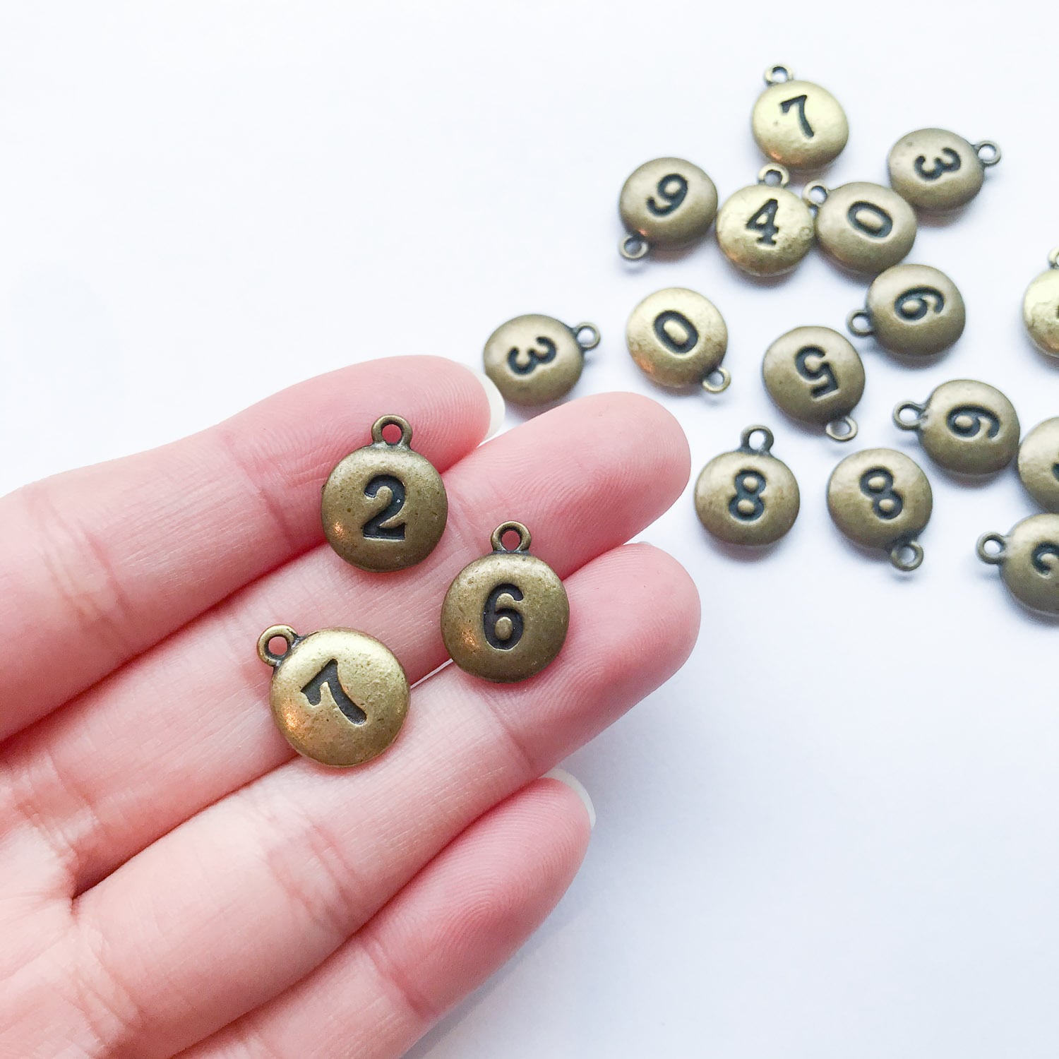 数字ラウンドプレートチャーム | Dua-アクセサリーパーツショップ