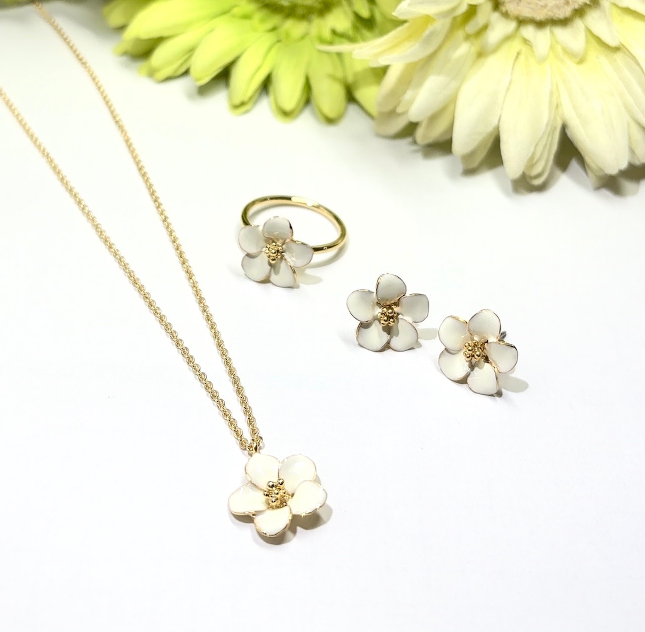 ホワイトフラワー　ピアスS / White Flower Earrings S