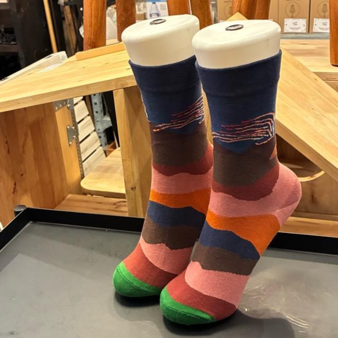 TOPANGA Socks Lady's Art Socks Volcano　アートソックス　ボルケーノ　ネイビー　レッド　火山　クルーソックス　レディースソックス　靴下　ギフト　