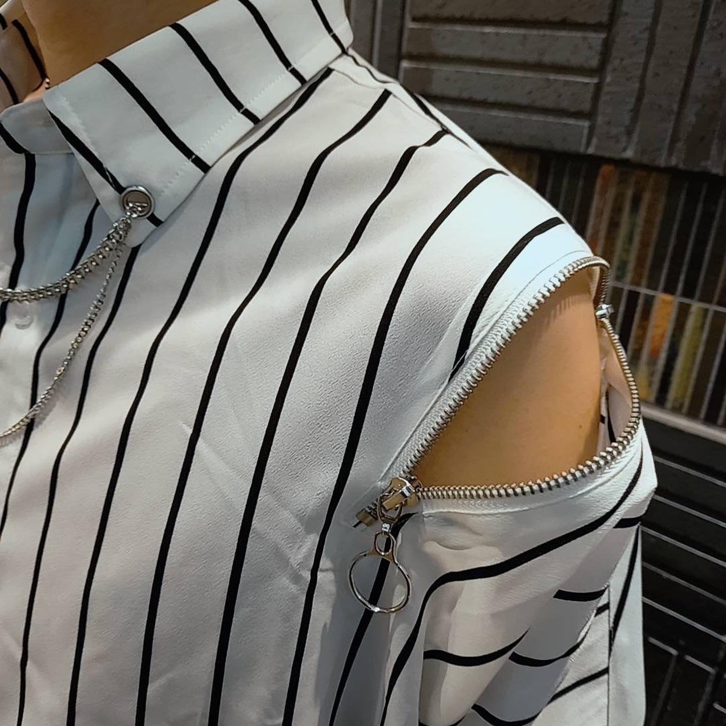 [大好評] THICCストライプチェーン肩ジップシャツ　韓国ファッション　彼シャツ　きれいめ　ユニセックス