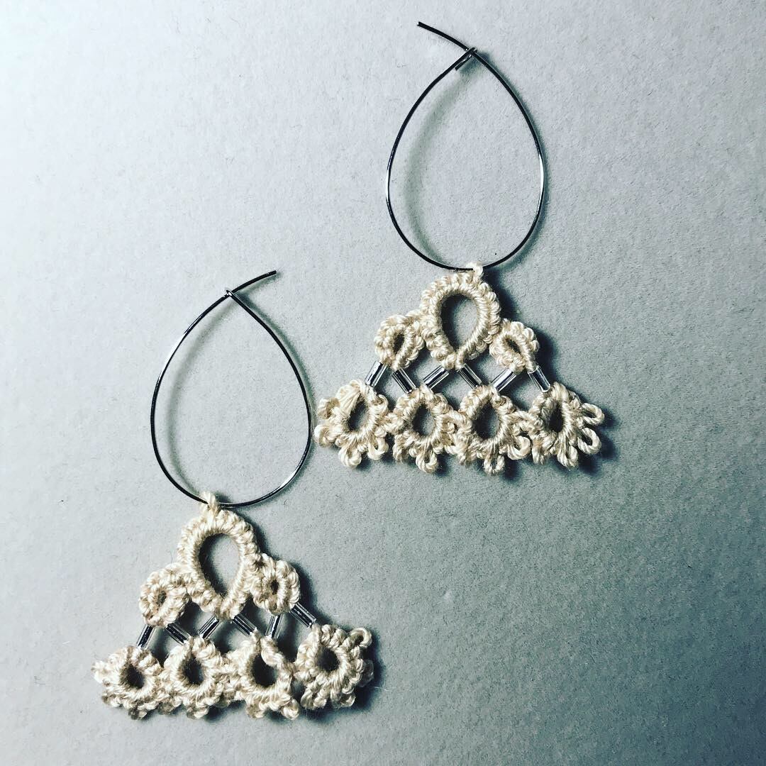 0056:タティングレースのエスニック風フープピアス