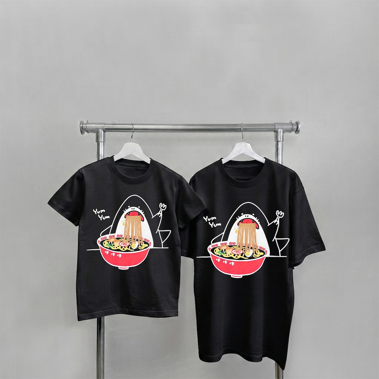 【KIDS 150サイズ】　I LOVE RAMEN!!! – SLURP SHARK 叫べ！ラーメン愛！！ 大人気！【ラーメン大好き!!】 サメTシャツ　 フリンジ刺繍ラーメン麺 シャークT - 2