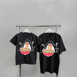 【KIDS 150サイズ】　I LOVE RAMEN!!! – SLURP SHARK 叫べ！ラーメン愛！！ 大人気！【ラーメン大好き!!】 サメTシャツ　 フリンジ刺繍ラーメン麺 シャークT