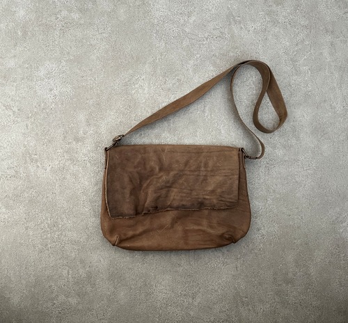 Semicircular shoulder bag with edge leather lid (M) gray 端革フタつき半円型ショルダーバッグ(M) グレー <C>