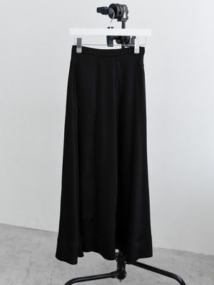 volume satin skirt（black）