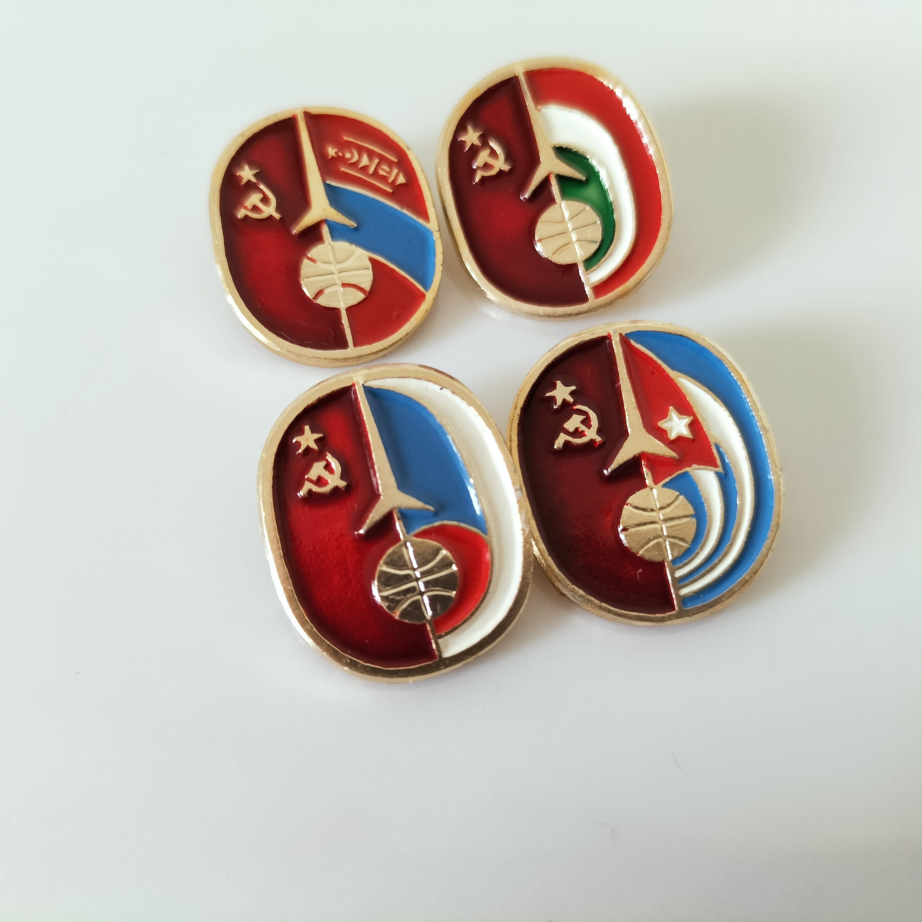 【バッジ品番203】北欧ロシア、ソビエトのアンティークバッジ・記念メダル4個 共産主義国家