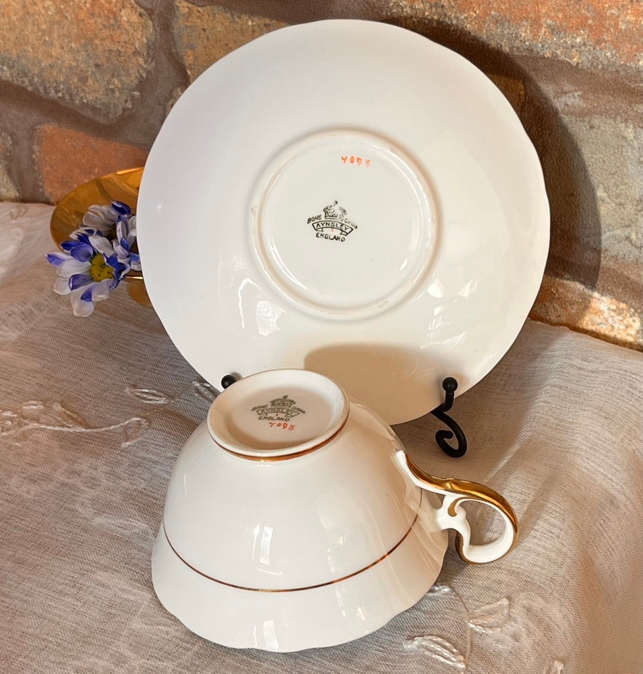 エインズレイ コバルトブルーと金彩が美しい カップ&ソーサー