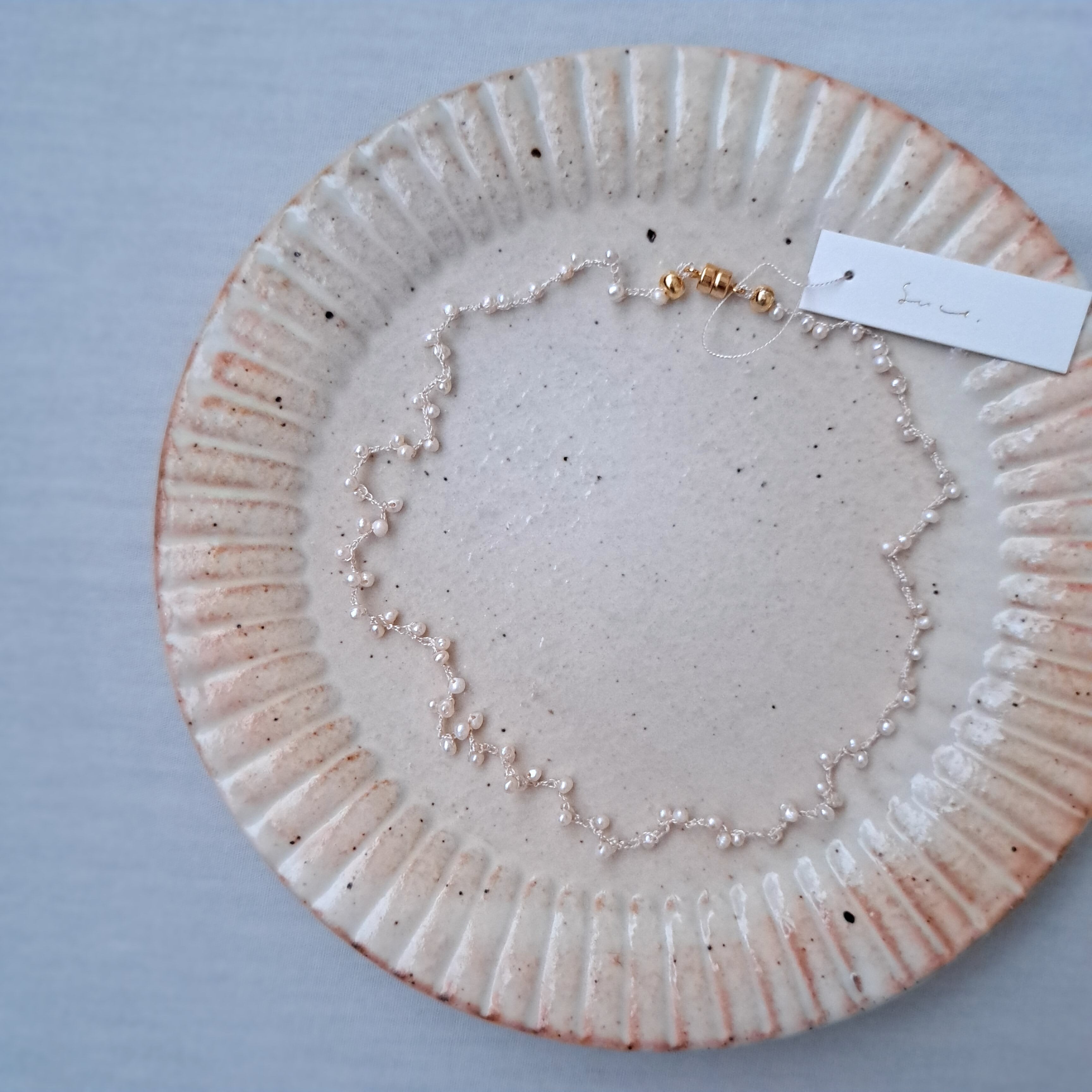 淡水真珠ケシパールと絹糸のネックレス