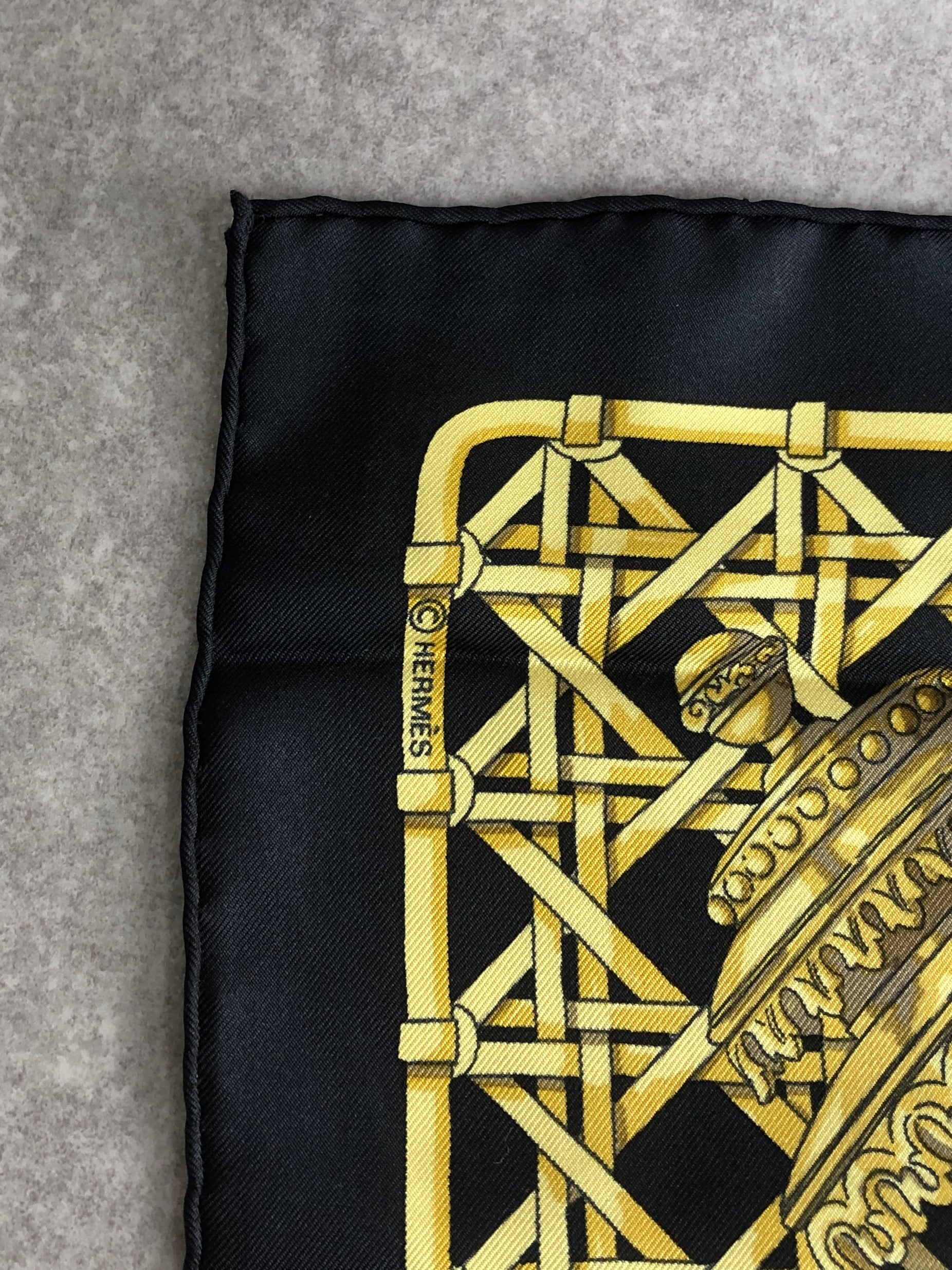 HERMES エルメス スカーフ ブラック ゴールド シルク カレ90 vintage