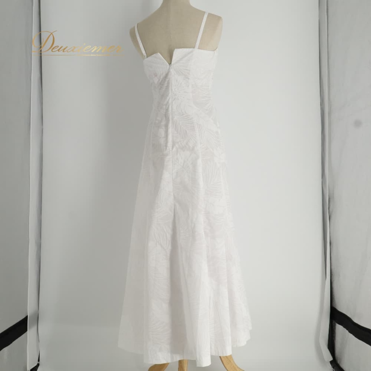 フラダンス 衣装 CC Fashions CCファッション ワンピース ドレス ホワイト系 ハワイ製 白 真っ白 モンステラ柄 植物柄 ハワイアンプリント ハワイアン アロハ フラ ダンス レッスン 練習 キャミソールドレス フレアスカート 華やか かわいい おしゃれ 上品 大人っぽい さわやか