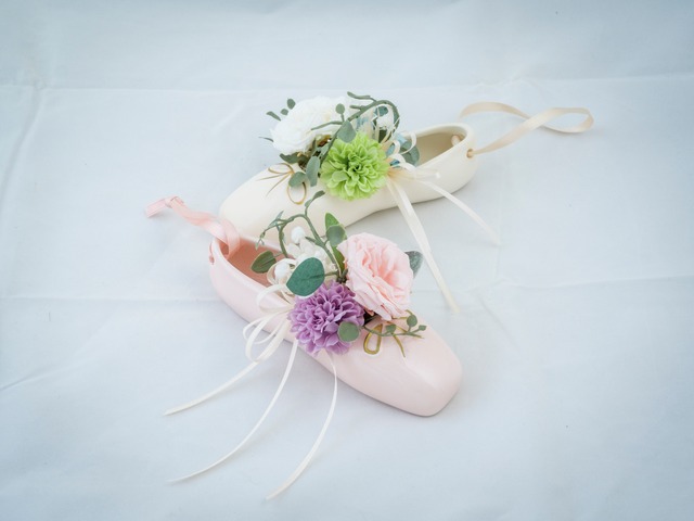 陶器バレエシューズのフラワーアレンジメント