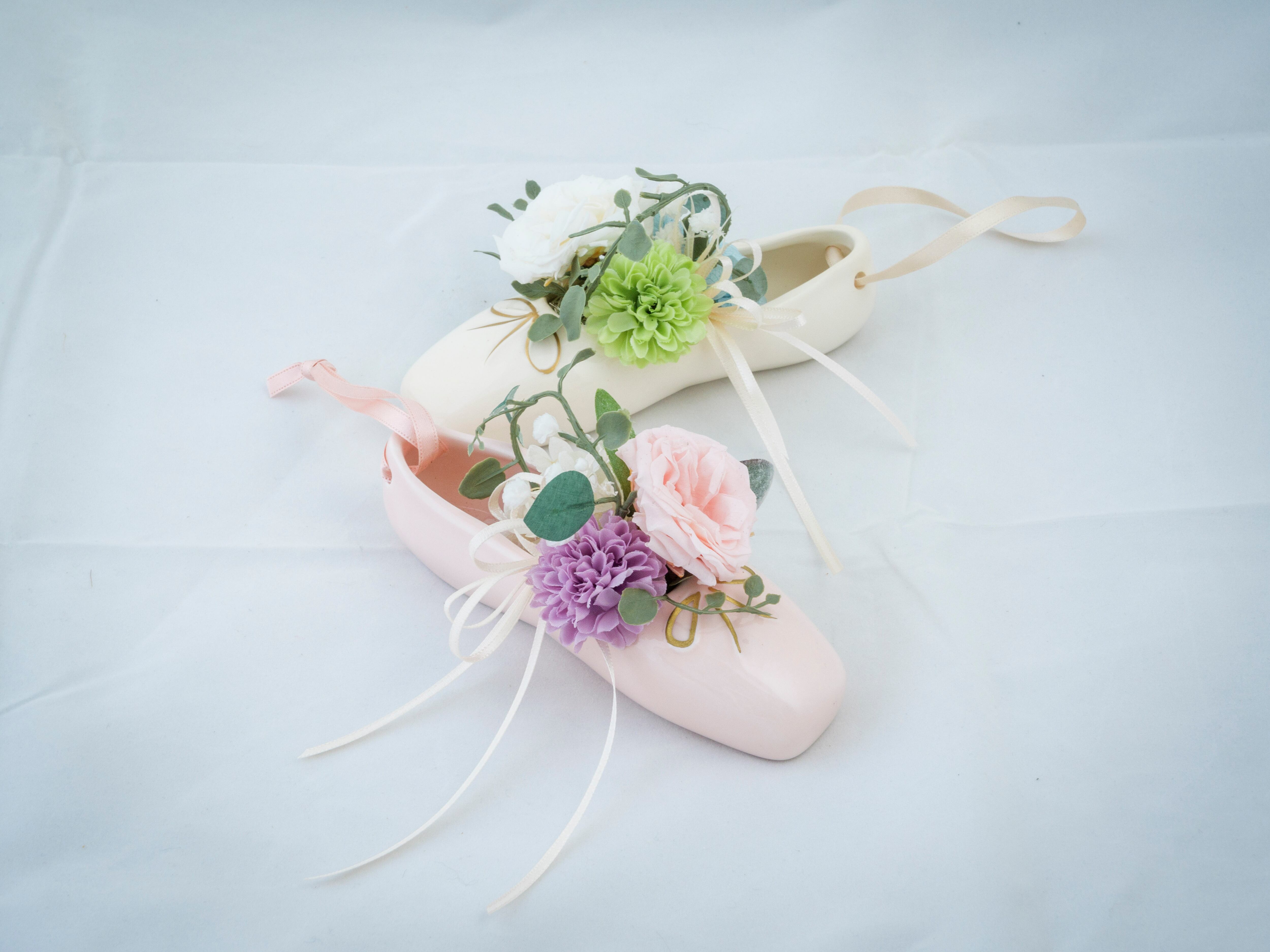 陶器バレエシューズのフラワーアレンジメント