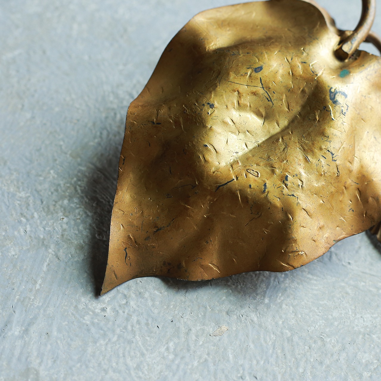 お花が美しい、ゴールドに輝くトレイ