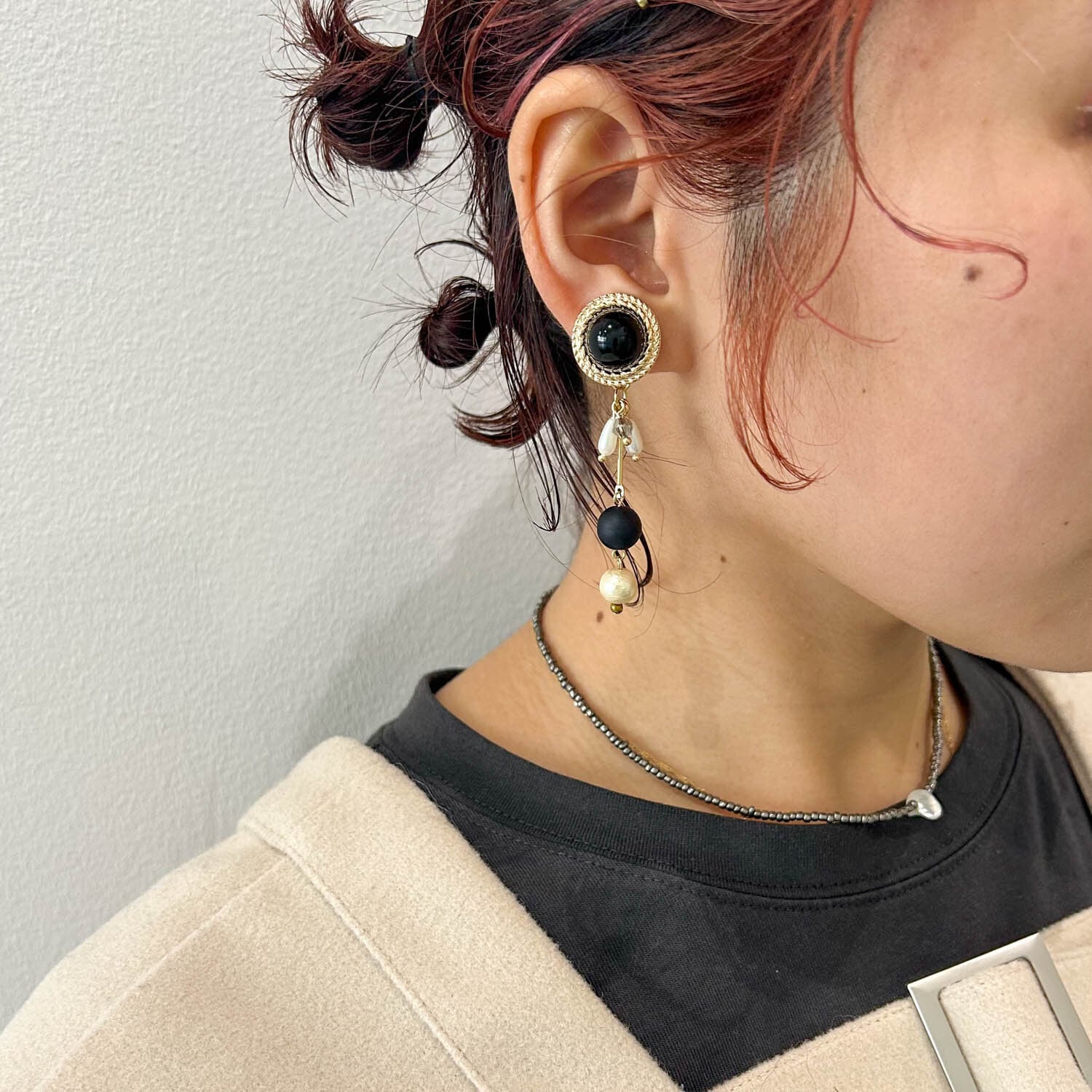 黒カボションとデザインチェーンの〈ピアス/イヤリング〉 | Dua