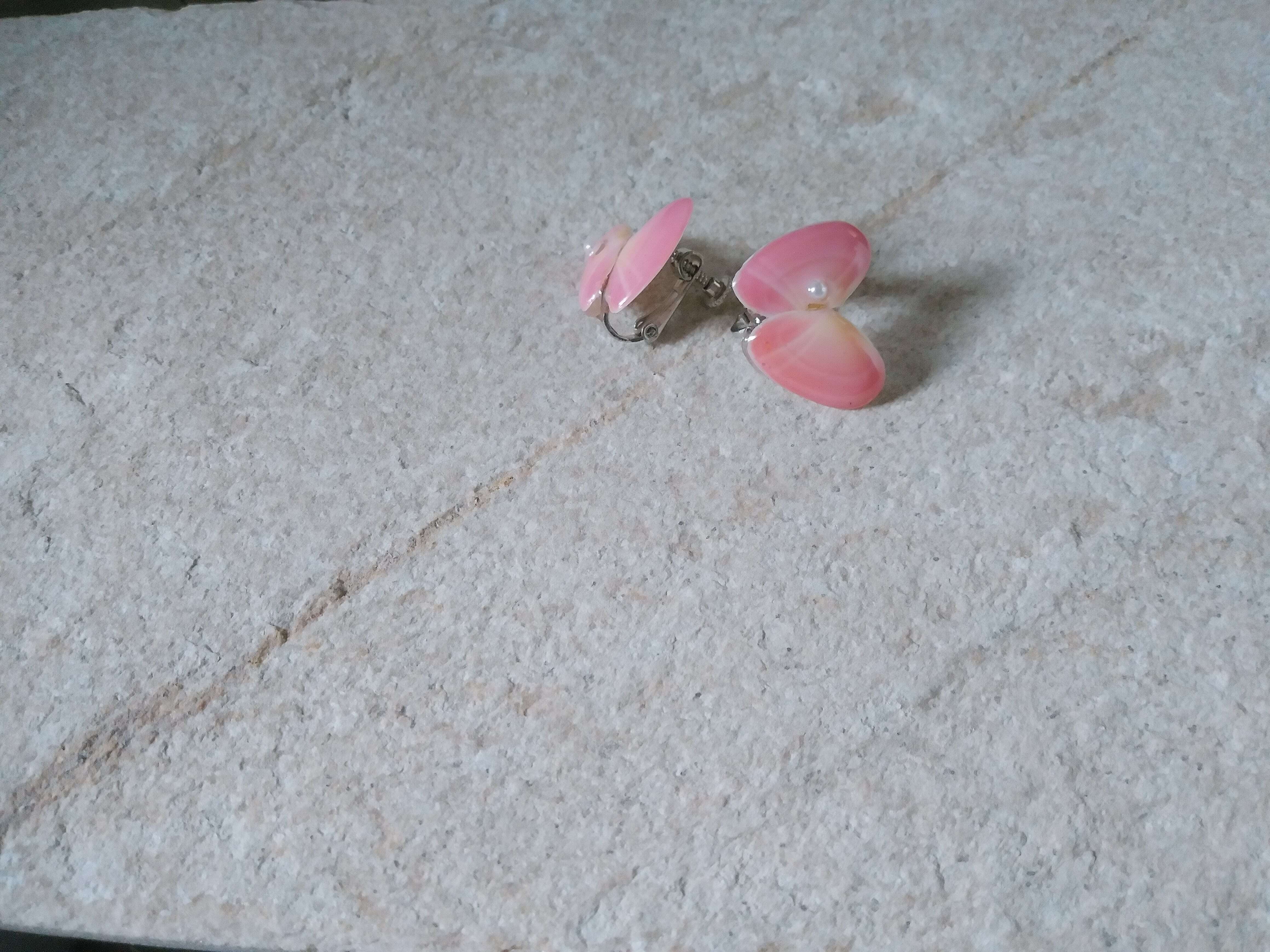 さくら貝の蝶イヤリング