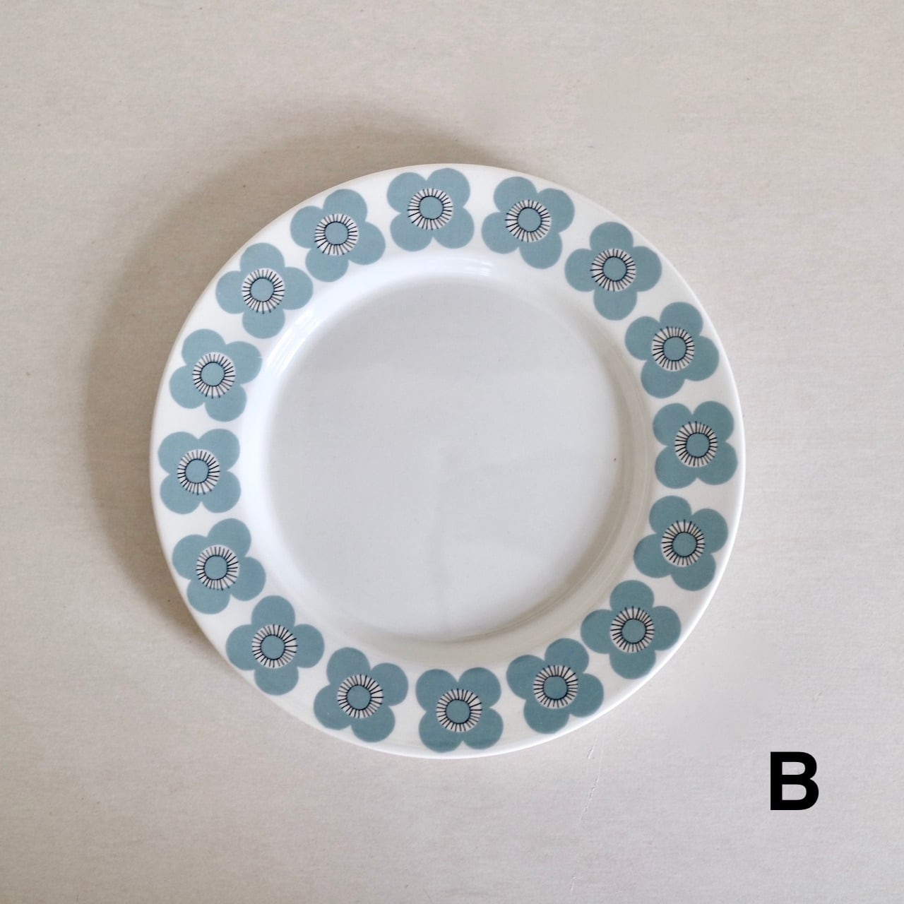 ARABIA VEERA ヴェーラ 17cmプレート　ヴィンテージ ２枚 65d4f0ef6239c49771aec0a288dedc