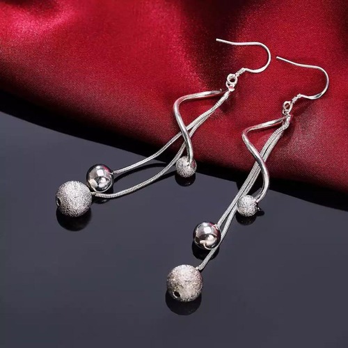 シルバー らせん スパイラル カーブ 揺れる ゆれる ピアス