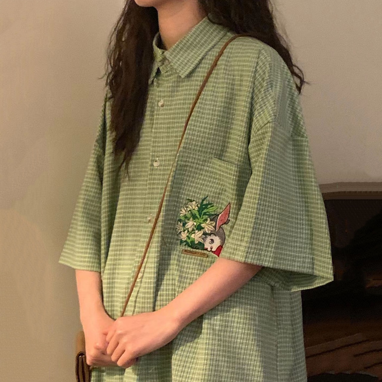 薄緑の花刺繡チェック柄シャツ