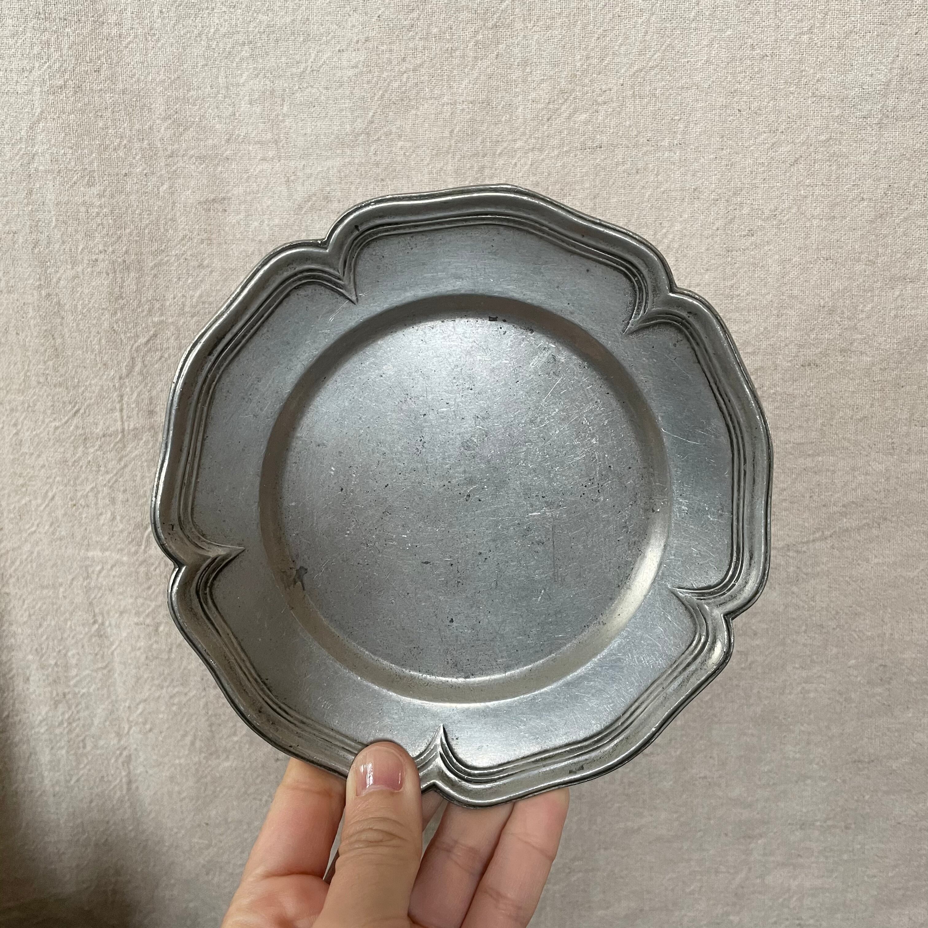 ピューターの花リムプレート