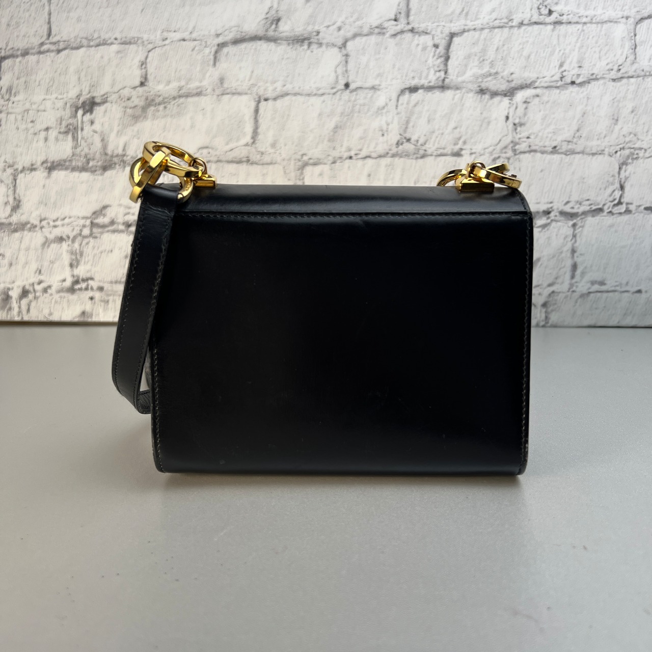 Salvatore Ferragamo フェラガモ　ガンチーニ ミニレザー ショルダーバッグ ブラック A-9882