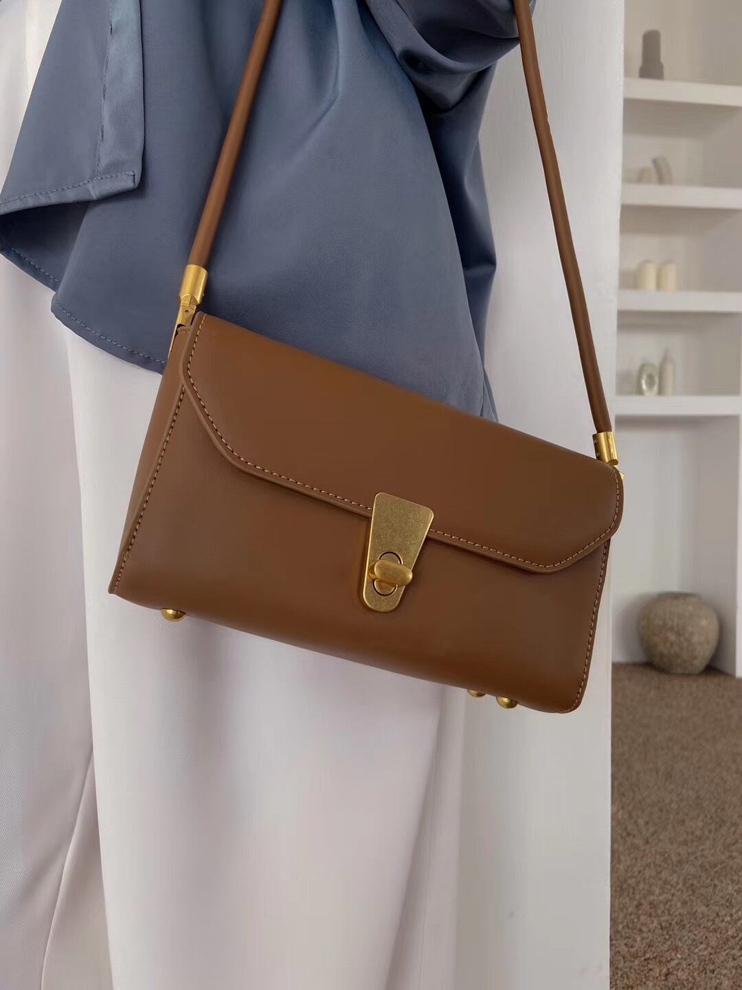 フラップショルダーバッグ