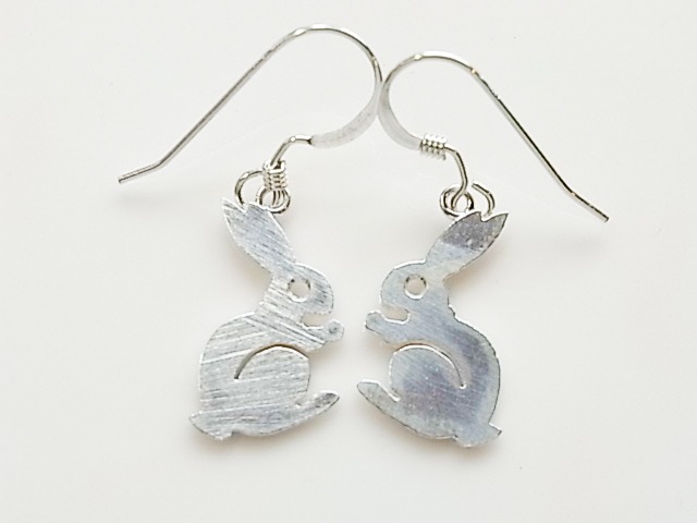シルバーうさぎシルエット 月見て跳ねるピアス 送料無料 ハンドメイドジュエリーguest