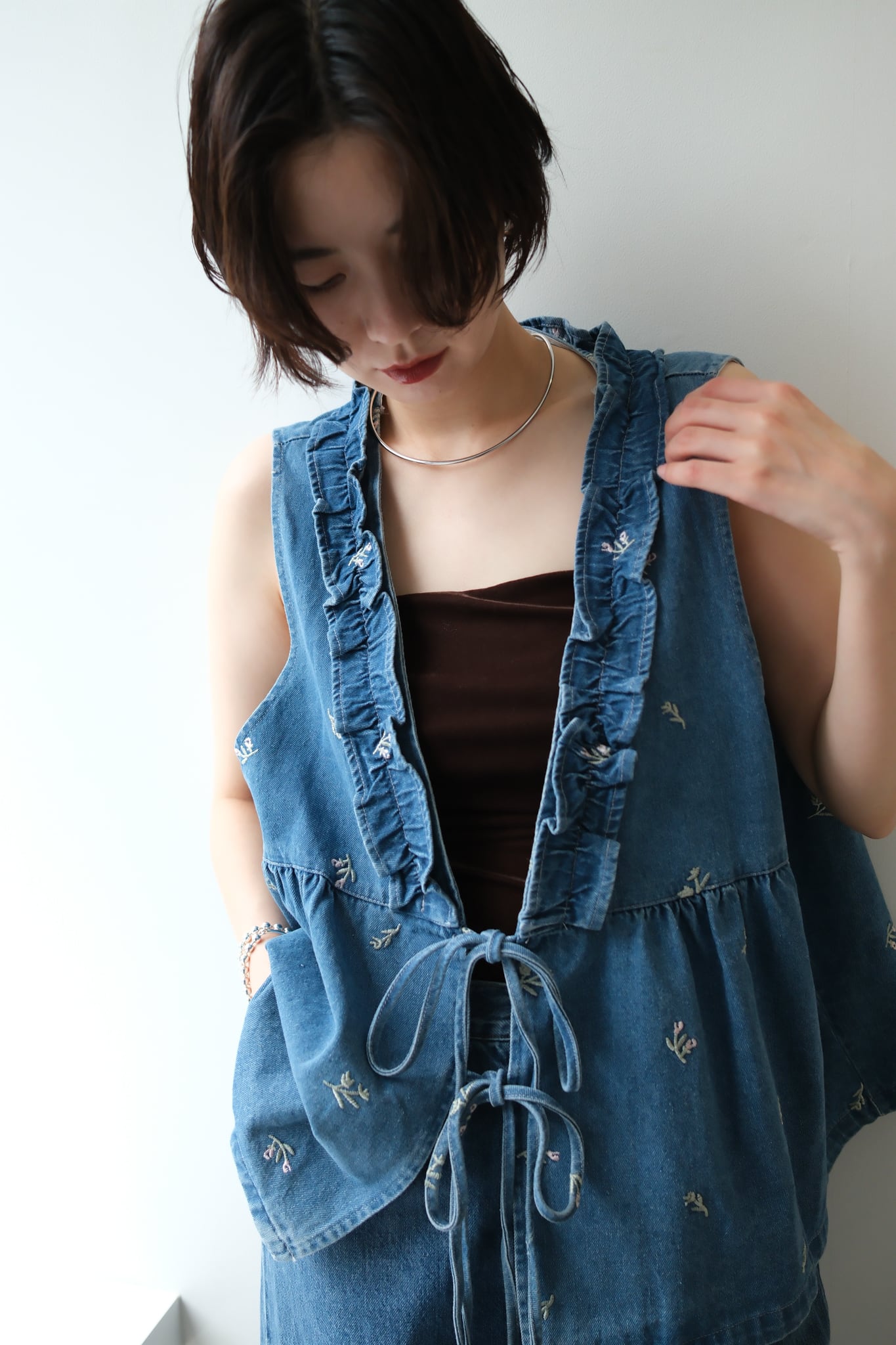 Ruffled Embroidery Denim Vest フリルエンブロイダリーデニムベスト