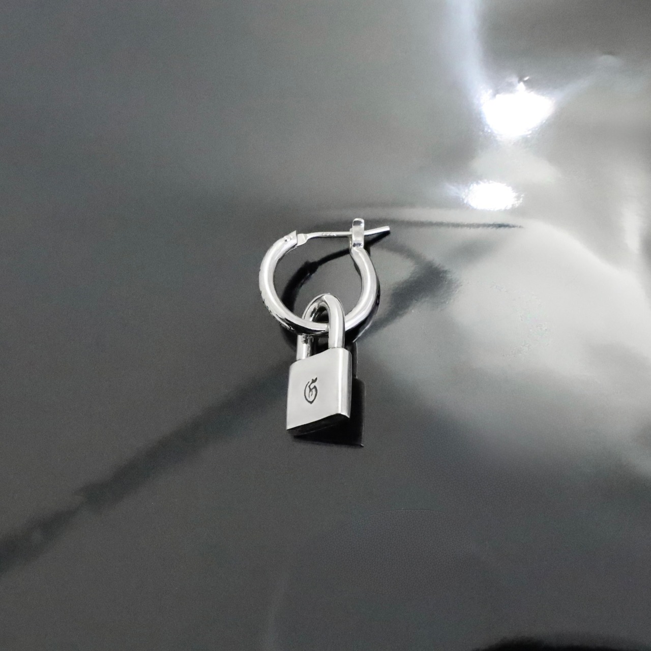 THIN HOOP raised by wolves with PADLOCK / レイズド・バイ・ウルヴス シンフープ ウィズ パドロック