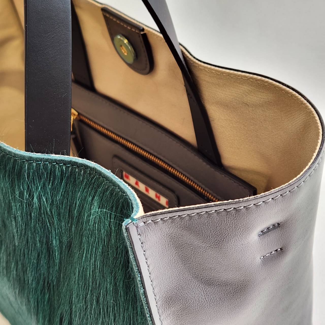 MARNI ダークグリーン、グレー、ブラック ロングヘアカーフスキン製 MUSEO SOFTバッグ
