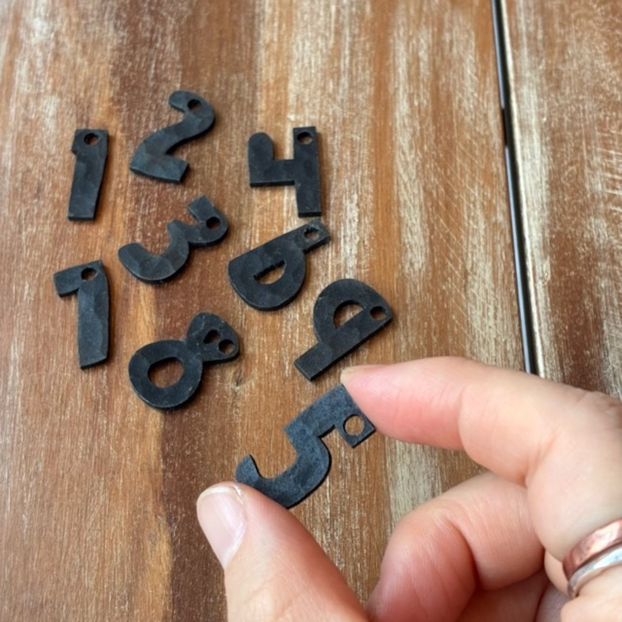 TOPANGA Zakka India Hammered Iron Number Plate SS 2cm Black 　インド　ハンマーアイアンナンバープレート　極小　ブラック　看板　サインプレート　鉄　住所　店舗　槌目