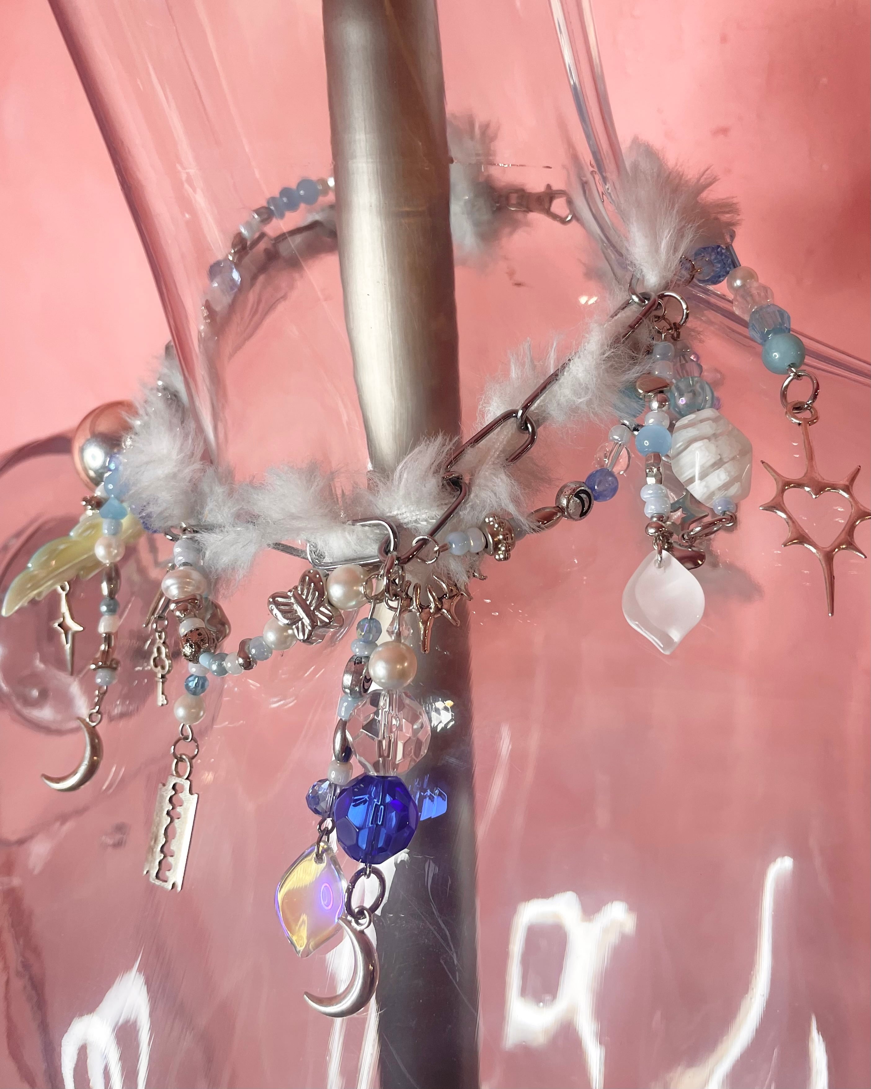Chunky Charm Necklace 〈White fur/blue〉
