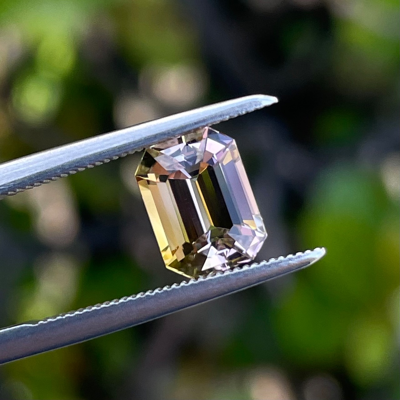 バイカラートルマリン 7.9x5.9mm, 1.53ct, ナイジェリア産