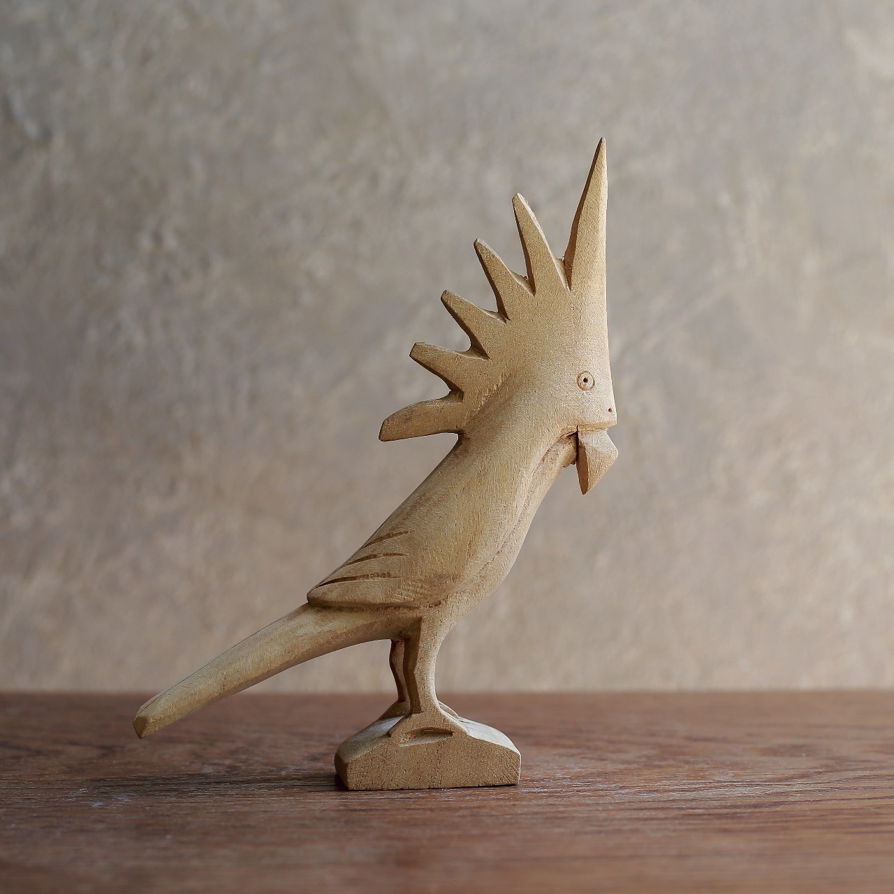 ロックな頭でごきげんな、木製の鳥