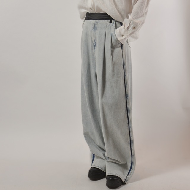 【１色】PASSIONE 　ベルト切り替えサイドラインタックワイドジーンズ　色：サックスブルー　商品番号：536615