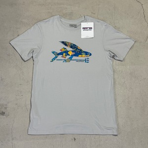 ④【NEW】PATAGONIA MEN'S ISLE WILD FLYING FISH LIGHTWEIGHT COTTON T HALEIWA  S/S