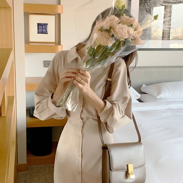 ワンピース シャツワンピース 膝下 ミモレ丈 袖あり 長袖 フレアスリーブ Vネック 襟付き スリム 細身 リボン ウエストマーク ハイウエスト 大人可愛い きれいめ シンプル カジュアル 大人 上品 お洒落 大人女子 こなれ感 エレガント 主役級 抜け感 無地 春 秋 冬 20代 30代 40代 ママ 通勤 通学 デート お出かけ 女子会 休日 旅行 普段使い 重ね着 オルチャン モテ 定番 トレンド 流行 インスタ映え S M L XL カーキ ブラック ネイビー