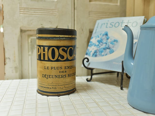 フランス語文字が入った大きめのティン缶 フレンチアンティーク