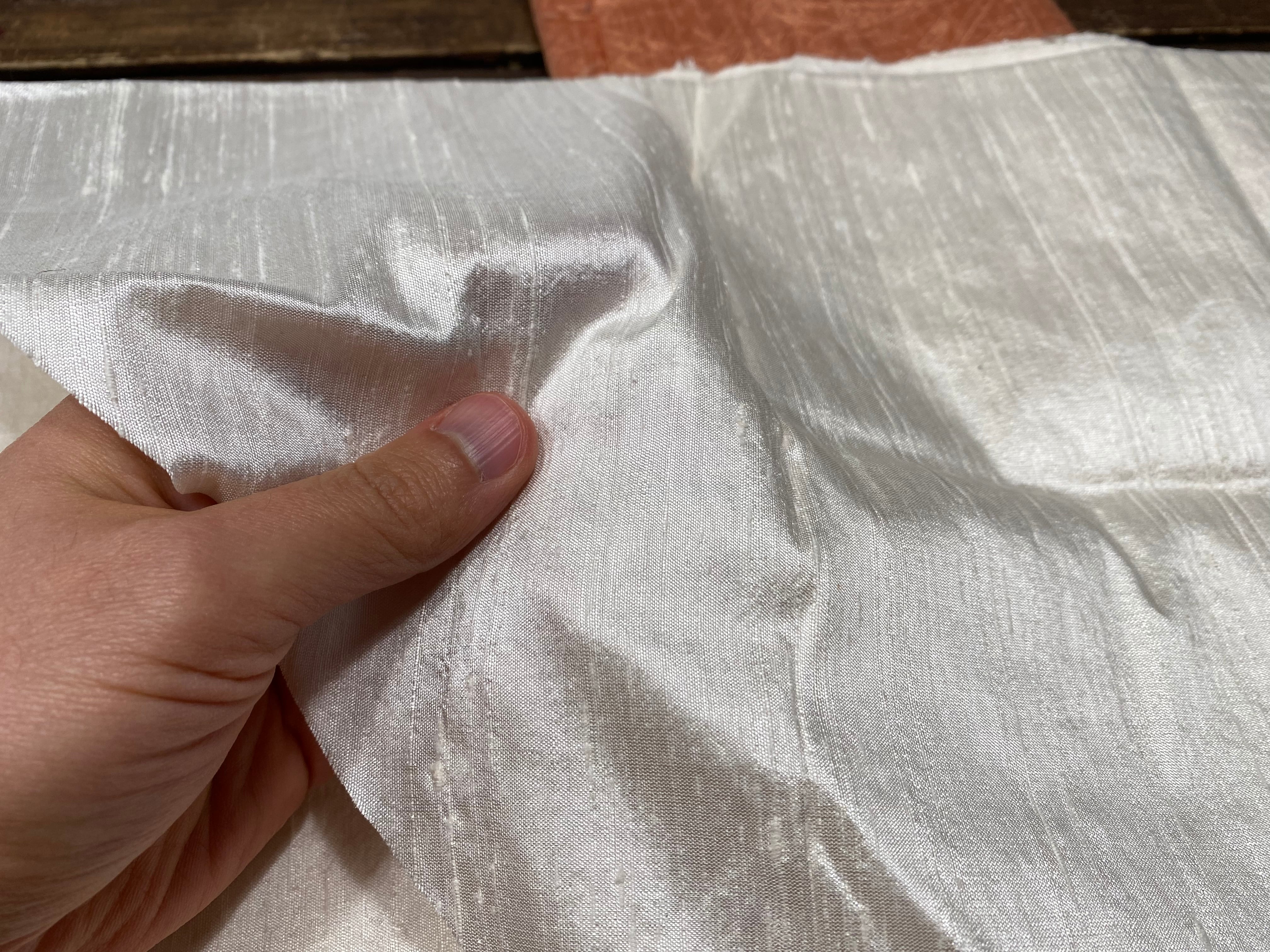 c*s様 [新品特価] シルク100%製マントン ・グレーベージュxシルバー系刺 シルクシャンタン ホワイト & ブリックオレンジ 大型はぎれ