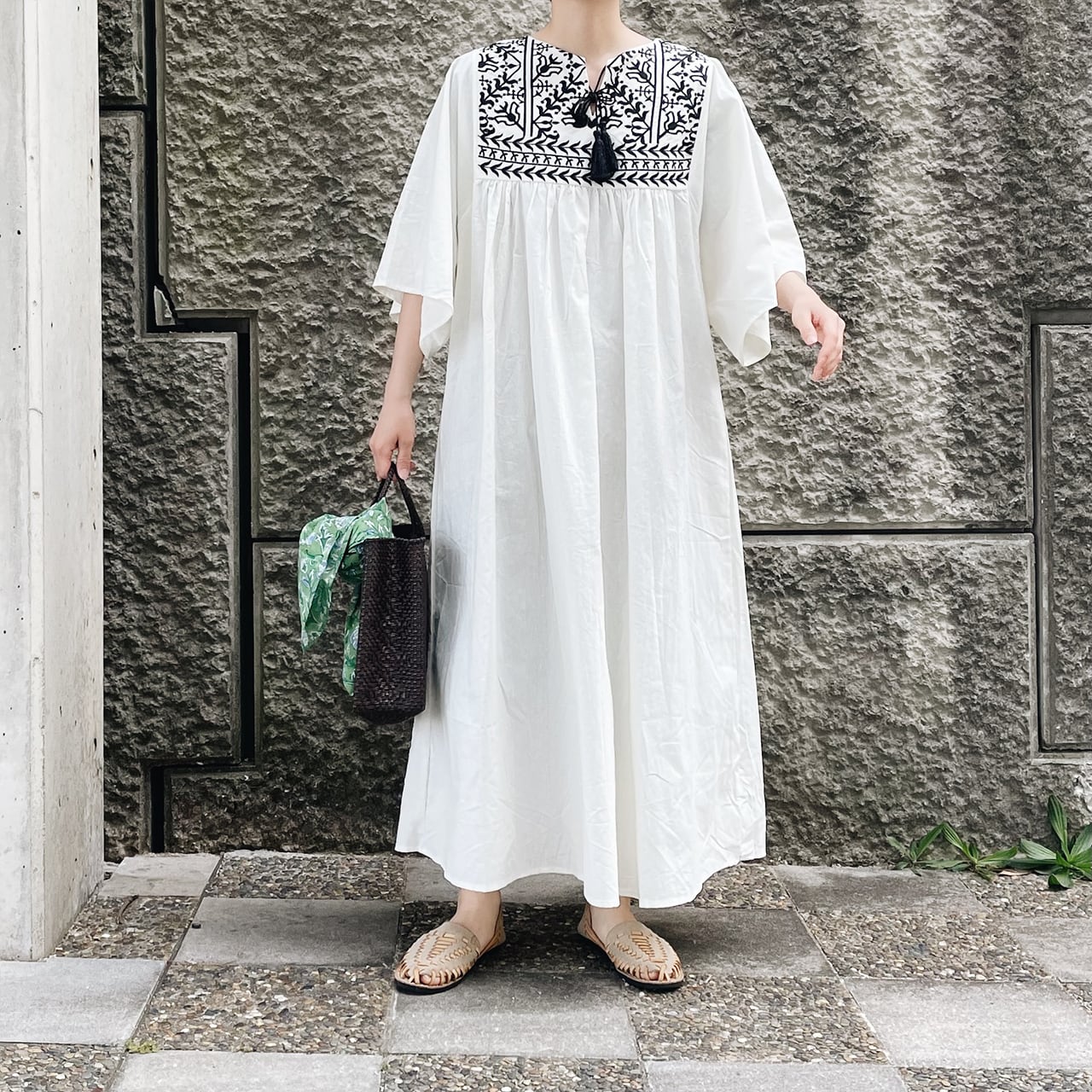 Front embroidery tassel dress (off-white)