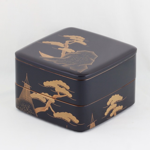 2150 輪島塗　四段重／7.0胴張形／黒内朱塗／海浜の図蒔絵／高台・平台付