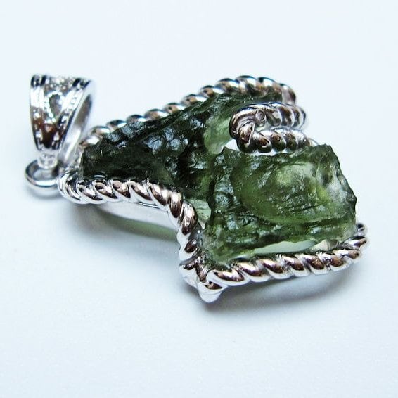 モルダバイト ペンダント モルダウ石 ペンダントトップ 原石 一点物 メール便可 [M便 1/20] 199-536