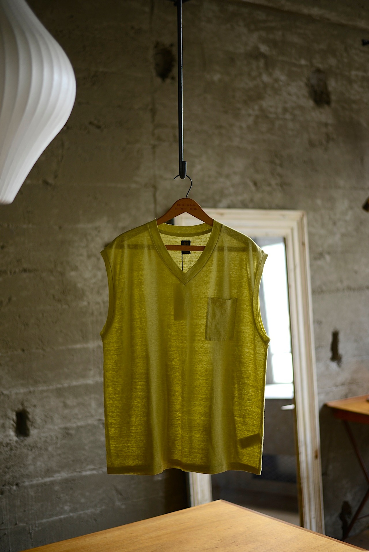 BATONER / Exclusive linen V neck no sleeve pk tee (lime)