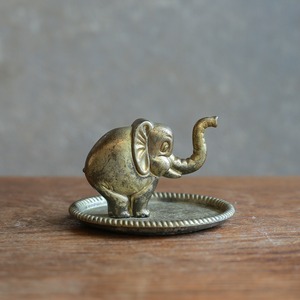 ゴールドに輝く、陽気な象のトレイ